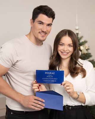 🎄 Vyřešte dárky v klidu a dopřejte svým blízkým víc než jen “věc”. Získejte 15 % slevu na dárkové poukazy TOMAS ARSOV-...
